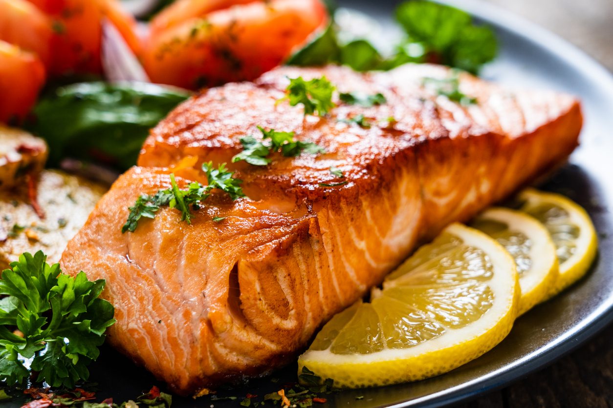 أسماك السلمون والماكريل والسردين غنية بأحماض دهنية محفزة لإنقاص الوزن - iStock