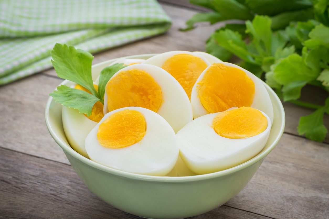 تناول البيض بالكامل يساعد في تعزيز الشعور بالشبع وإنقاص الوزن - iStock