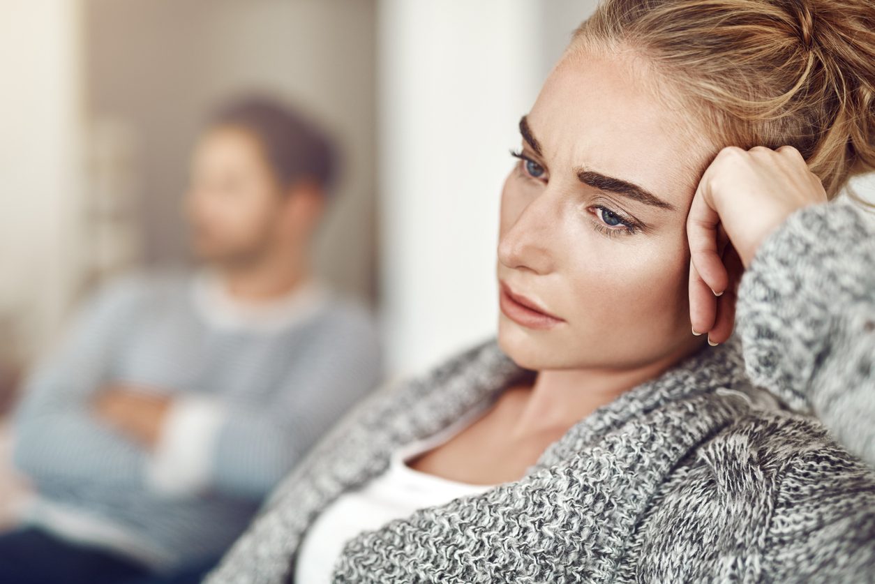تجنّب اللوم وإلقاء الاتهامات.. تعرّف على طرق التعامل الصحية مع شريك حياتك المصاب بالاكتئاب