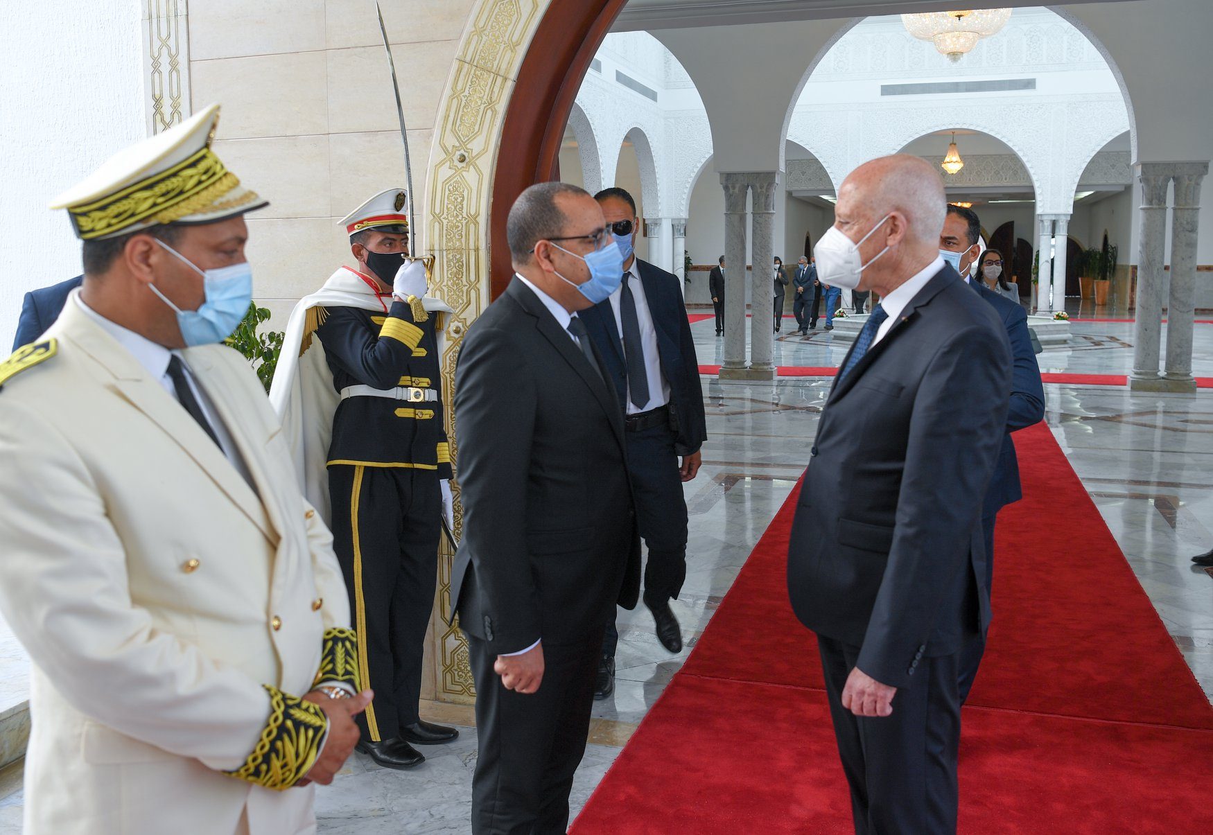 هناك أزمة سياسية بين الرئيس سعيّد ورئيس الحكومة هشام المشيشي (مواقع التواصل الاجتماعي)
