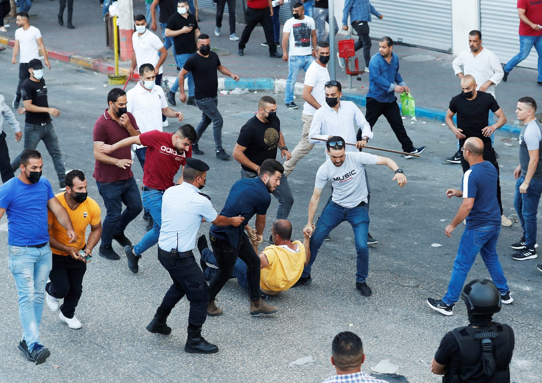 قمع عناصر من السلطة الفلسطينية للمحتجين على مقتل نزار بنات/ رويترز