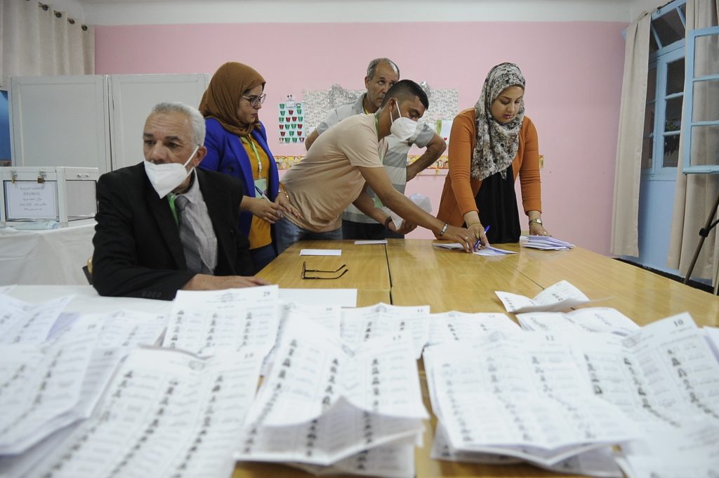 أغلقت مساء السبت مراكز التصويت الانتخابات النيابية المبكرة في الجزائر