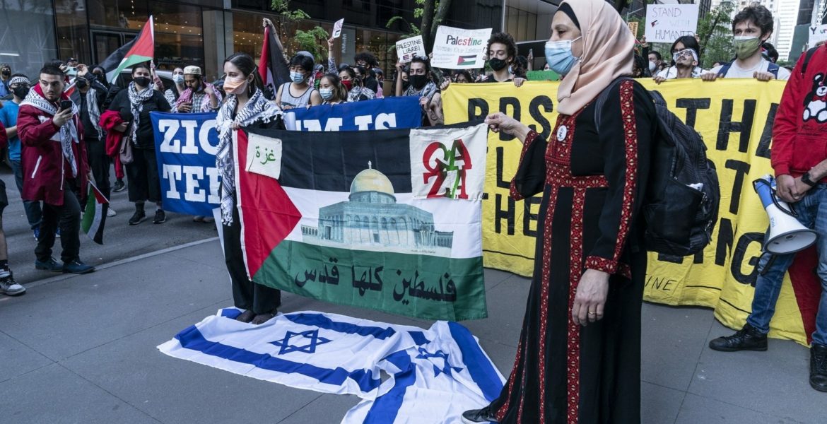 حملة مقاطعة السفن الإسرائيلية تتوسع.. المئات يتظاهرون في ميناء كندي بعد  نجاح فعاليات بأمريكا