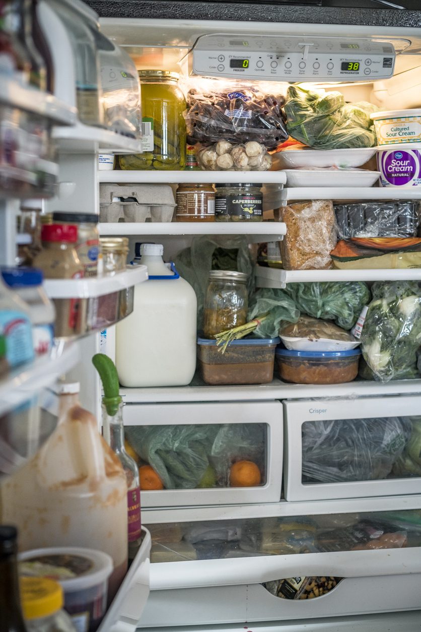 iStock/ يؤدي وضع الكثير من المنتجات الغذائية بشكل زائد في الثلاجة إلى إتلافها بسبب زيادة صعوبة دوران الهواء فيها؛ الأمر الذي يعيق قدرتها على تنظيم درجة الحرارة الداخلية والحفاظ على برودة المنتجات.