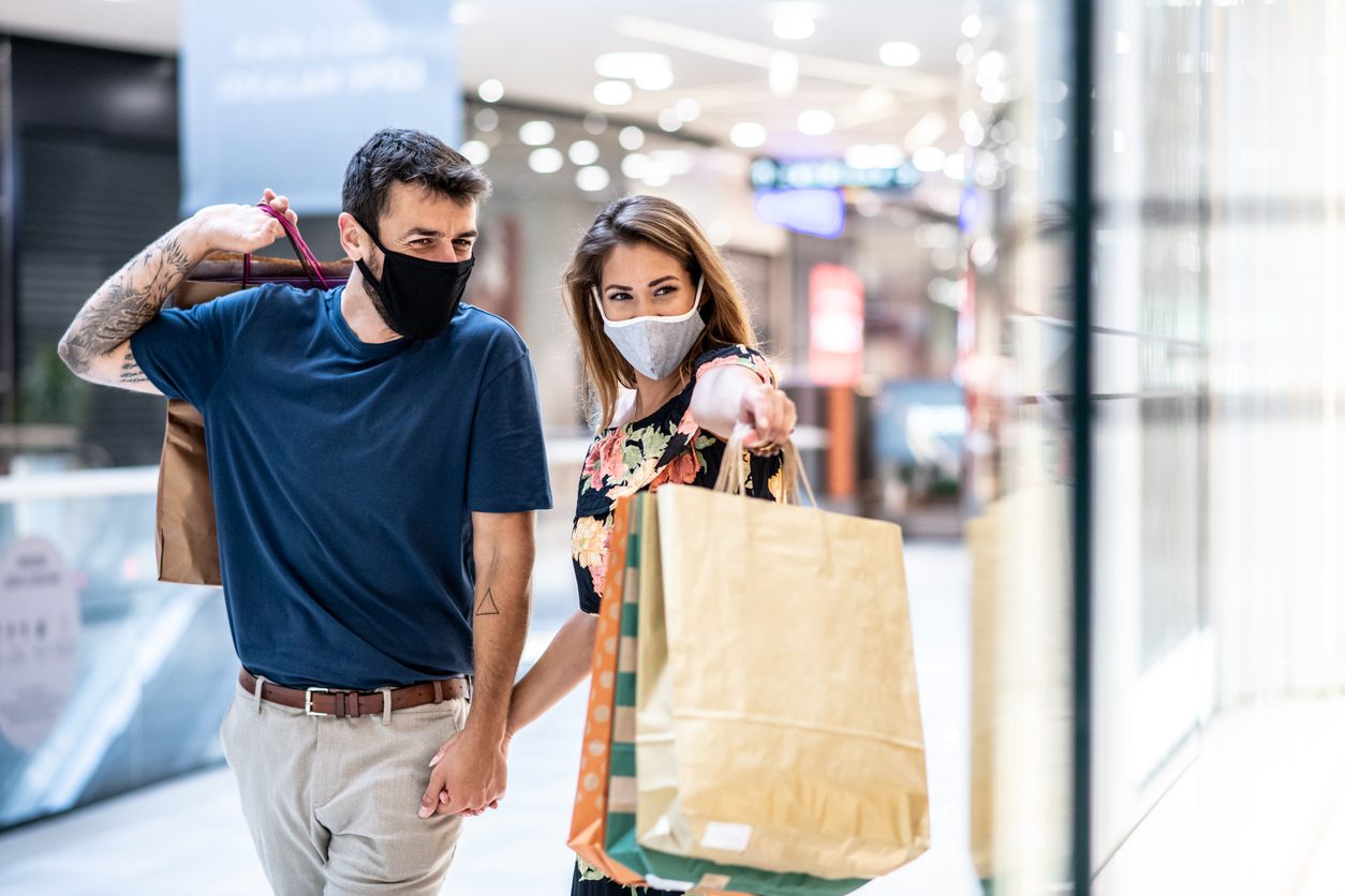 iStock/ تشترين له ملابسه