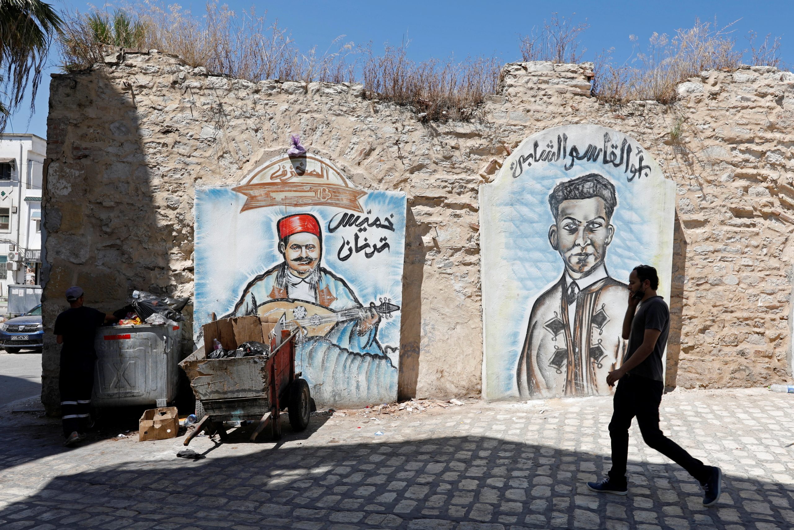 تعيش تونس وضعية اجتماعية استثنائية (رويترز)