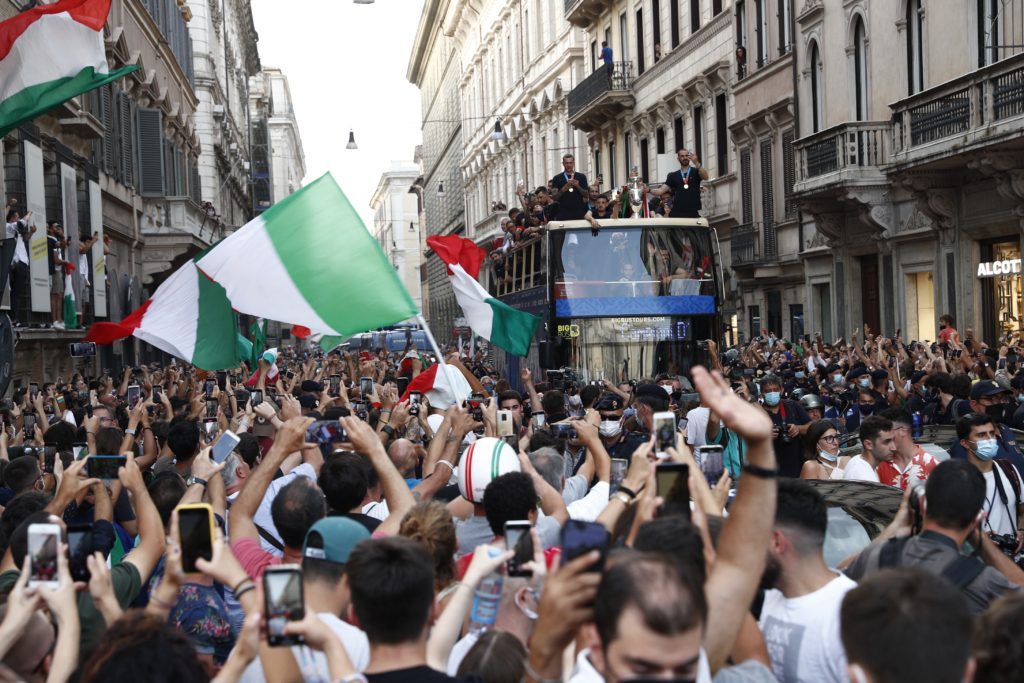 احتفالات صاخبة في إيطاليا بعد التتويج بلقب يورو 2020 (رويترز)