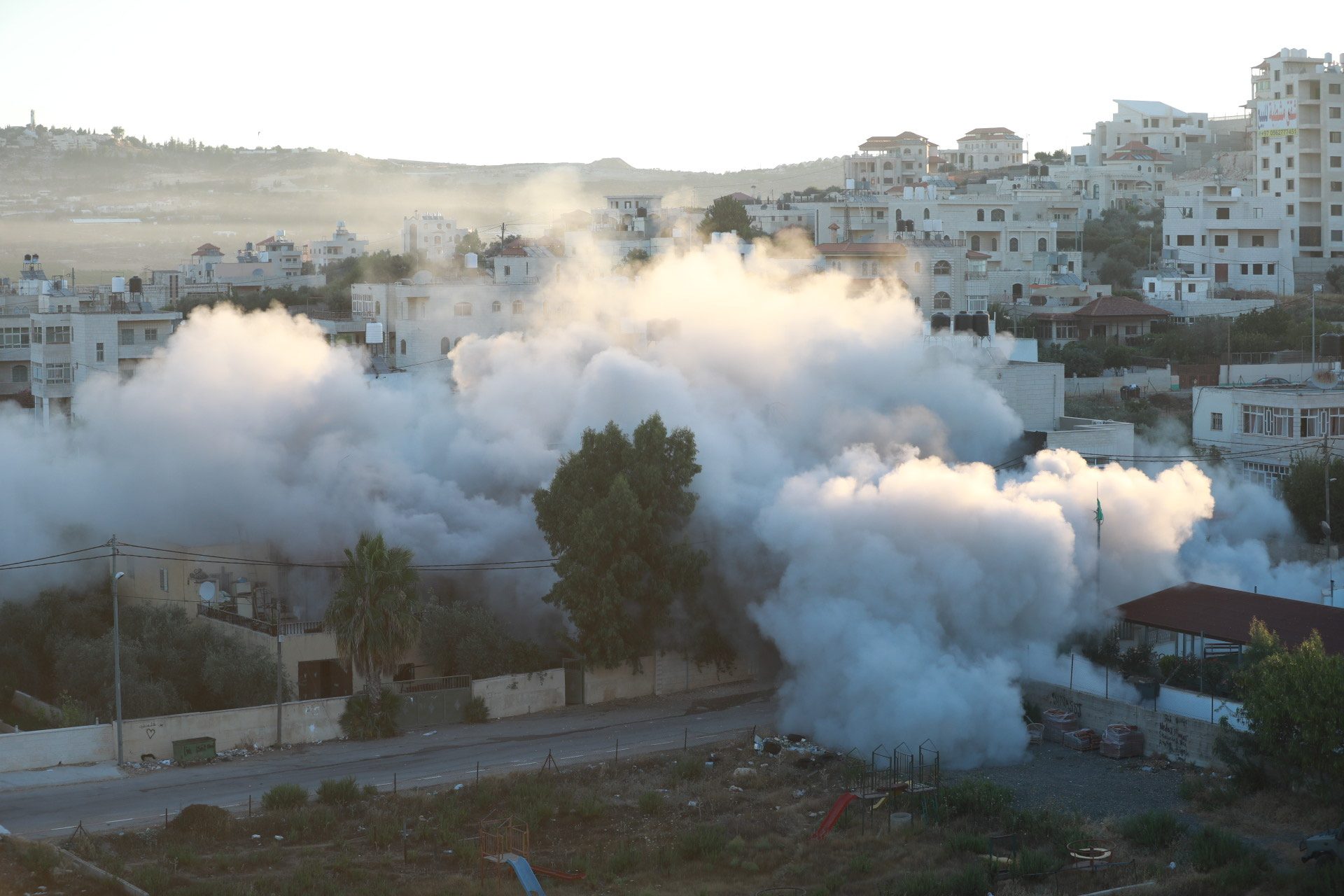 جيش الاحتلال يهدم منزل أسير فلسطيني نفذ عملية إطلاق نار.. فيديو للحظة تفجير المبنى وانهياره