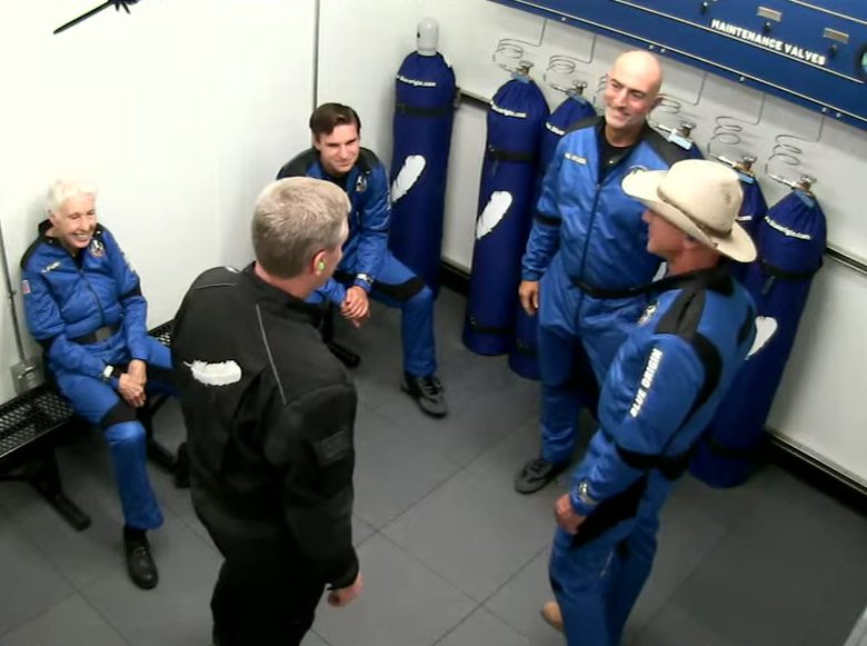 جانب من رحلة الملياردير الأمريكي جيف بيزوس إلى الفضاء
