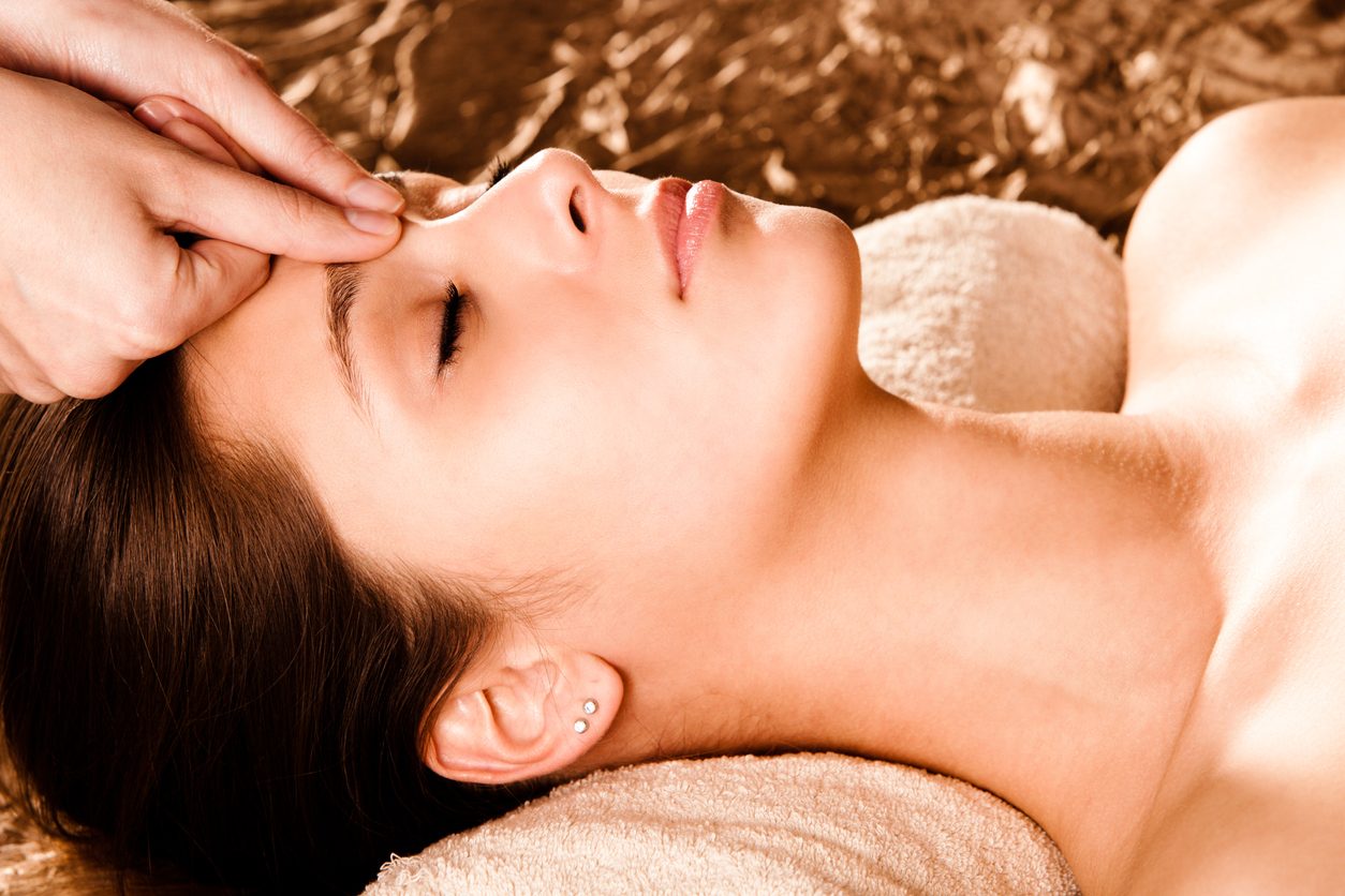 iStock/ علاج البشرة بالضغط Acupressure