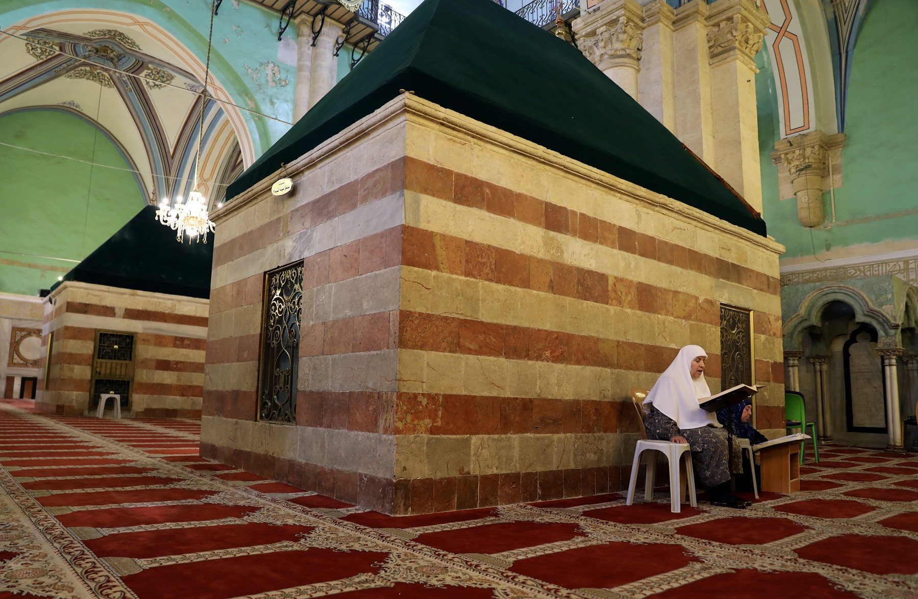 المسجد الإبراهيمي في مدينة الخليل المحتلة/ رويترز