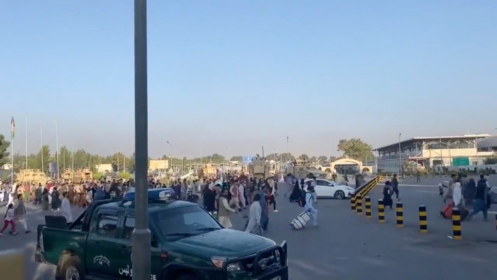 مطار كابل أفغانستان أمريكا طالبان