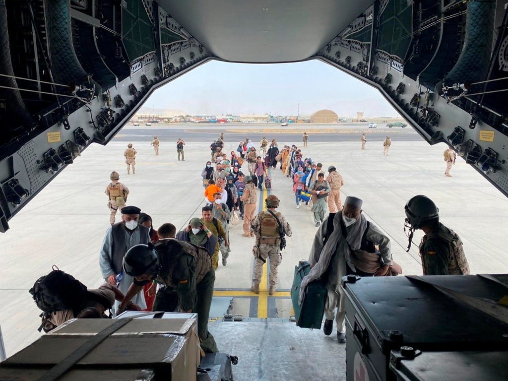 طائرة أمريكية في مطار كابول (رويترز)