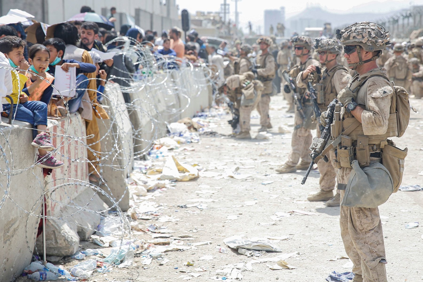 أفغان ينتظرون دورهم أمام مطار كابل/ رويترز