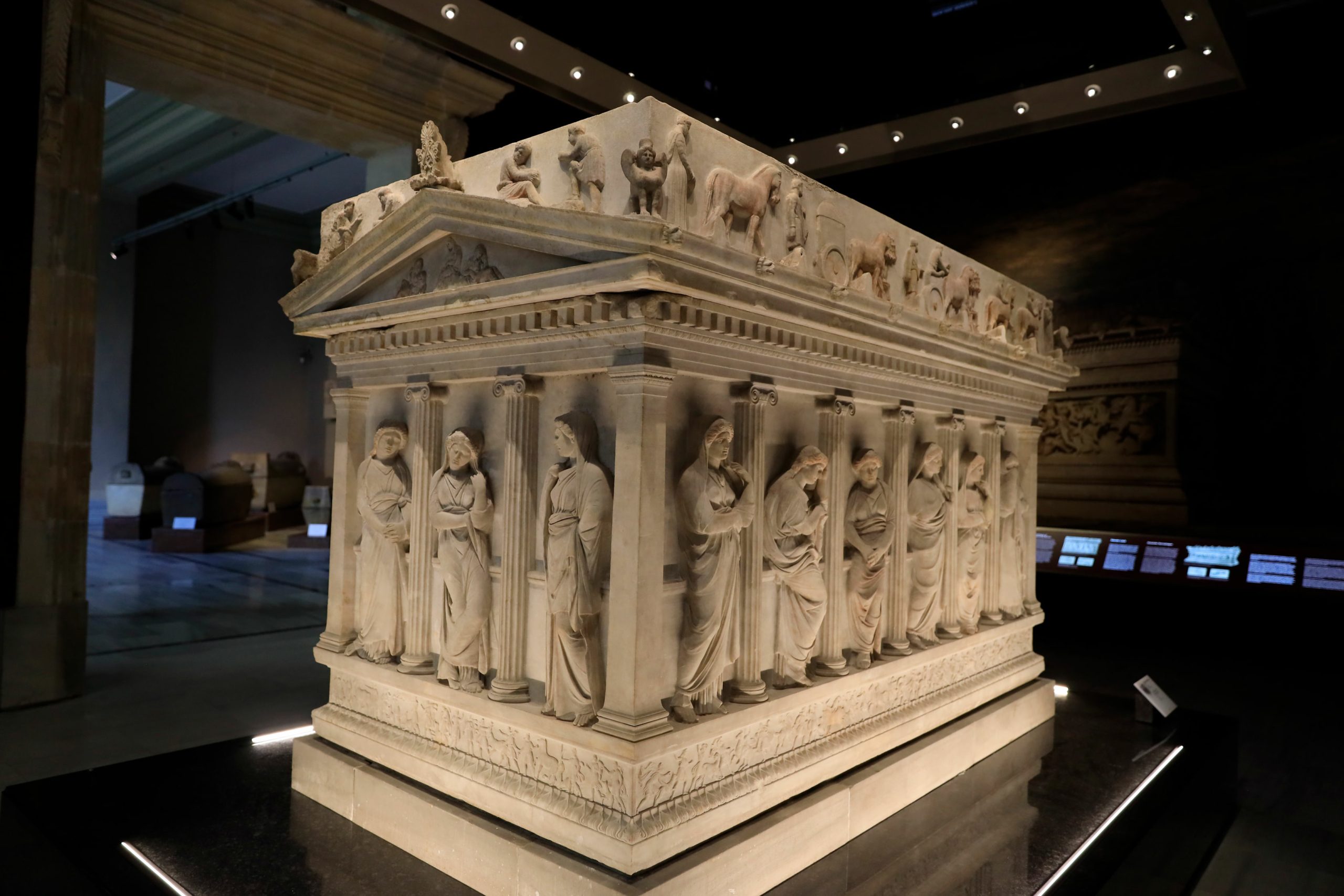 أحدها يحتوي على تابوت الإسكندر الأكبر.. 5 متاحف عليك زيارتها فوراً إذا كنت تنوي زيارة إسطنبول Arkeolojimuzeleri__1_-scaled