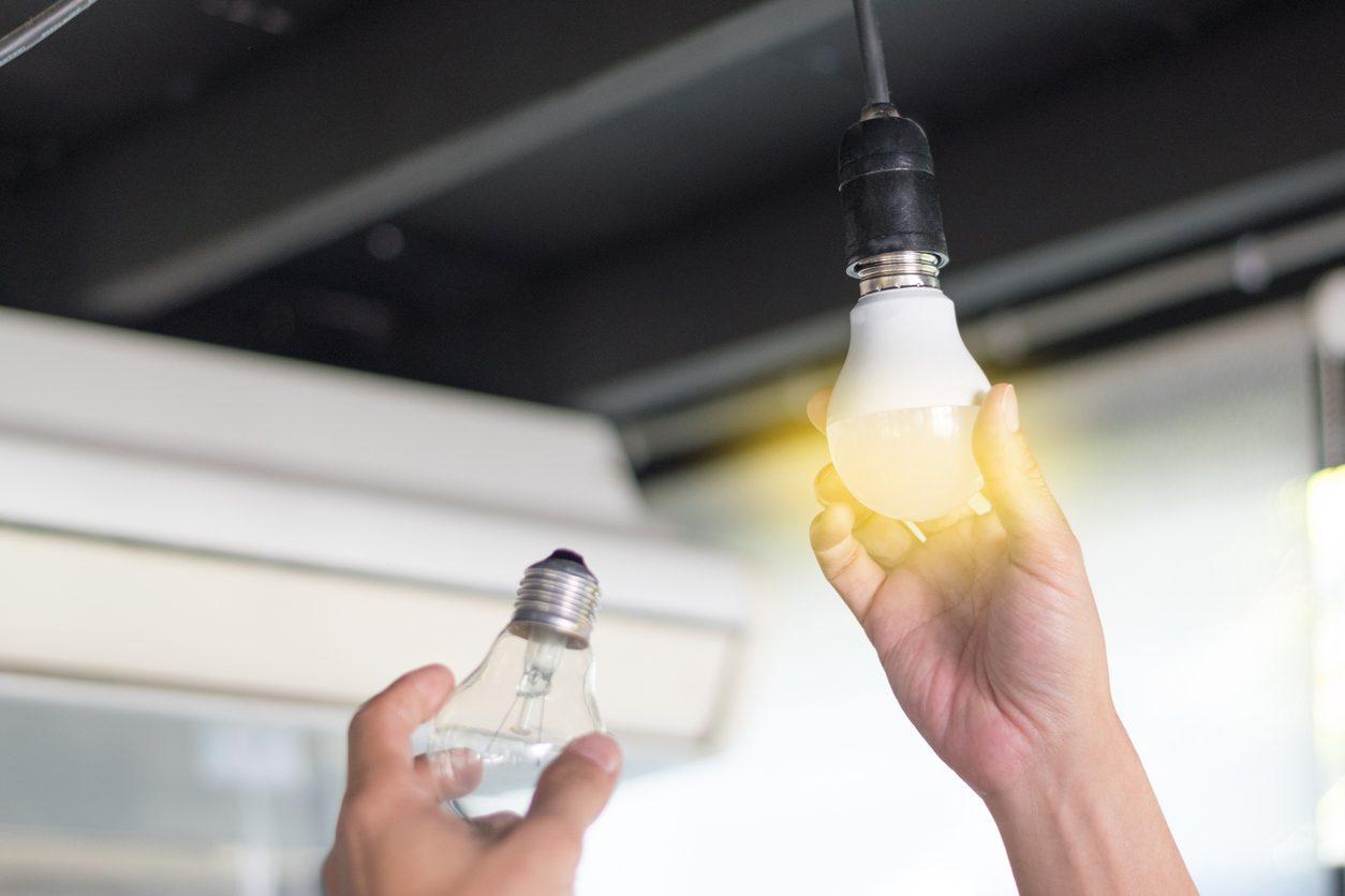 iStock/ تبديل مصابيحك واستخدام مصابيح الـLED يمكن أن تحدث فرقاً في الحفاظ على منزلك بارداً