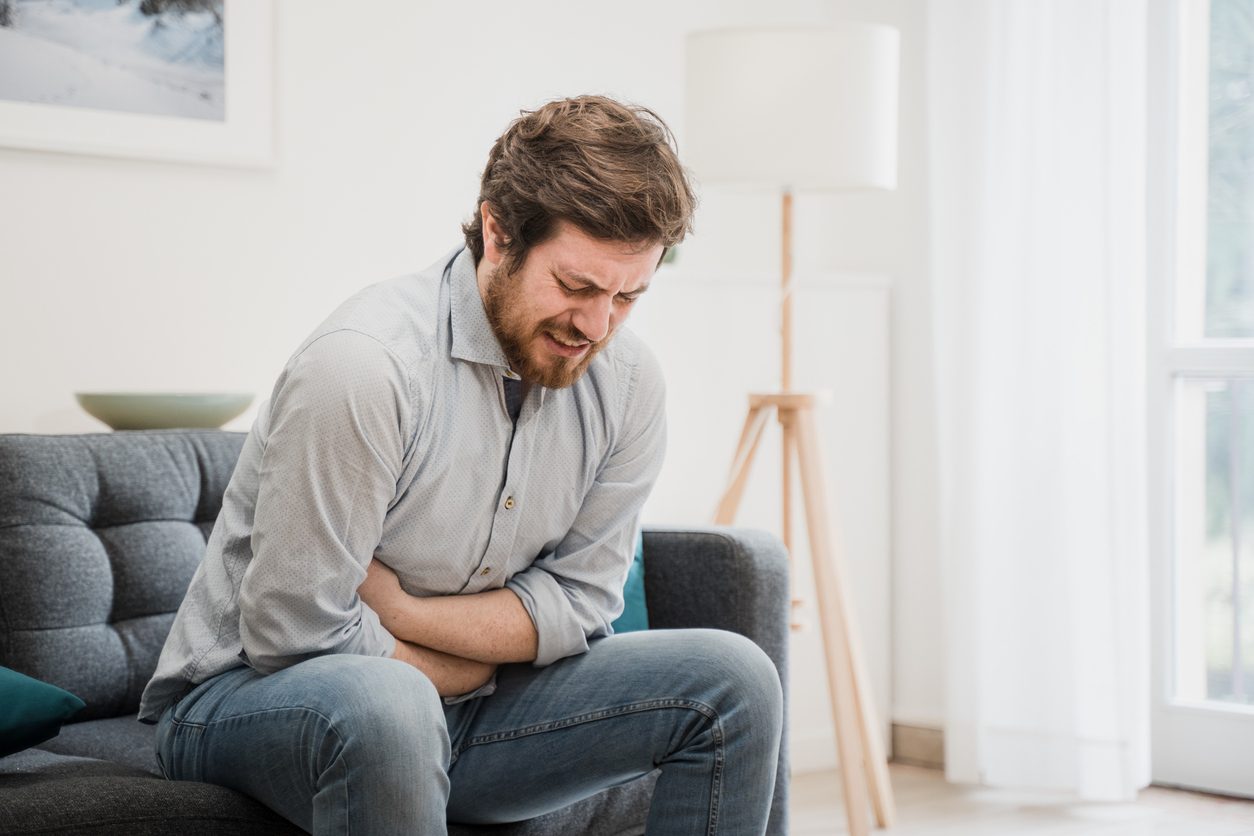 قرحة المعدة وعسر الهضم والقولون العصبي من الأسباب الأكثر شيوعاً لآلام المعدة - iStock