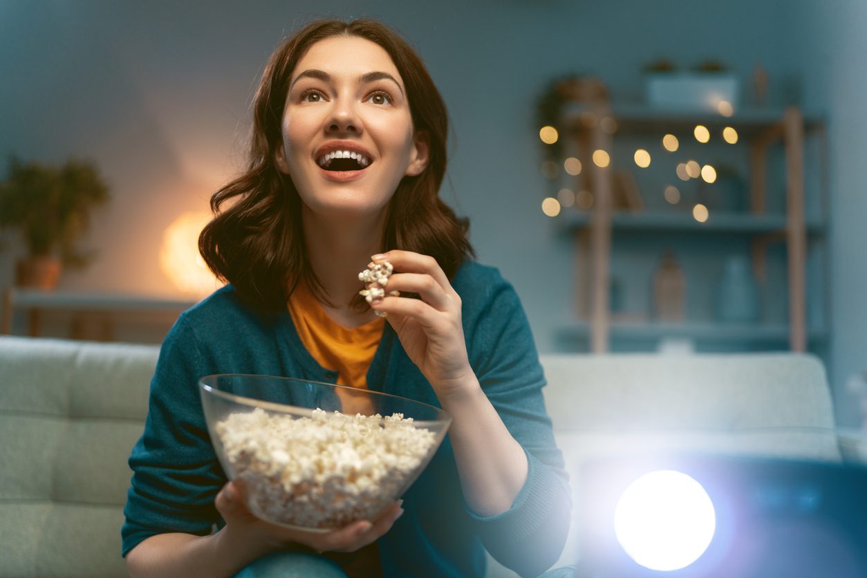 مشاهدة التلفاز أثناء الطعام تساهم في زيادة الوزن - iStock
