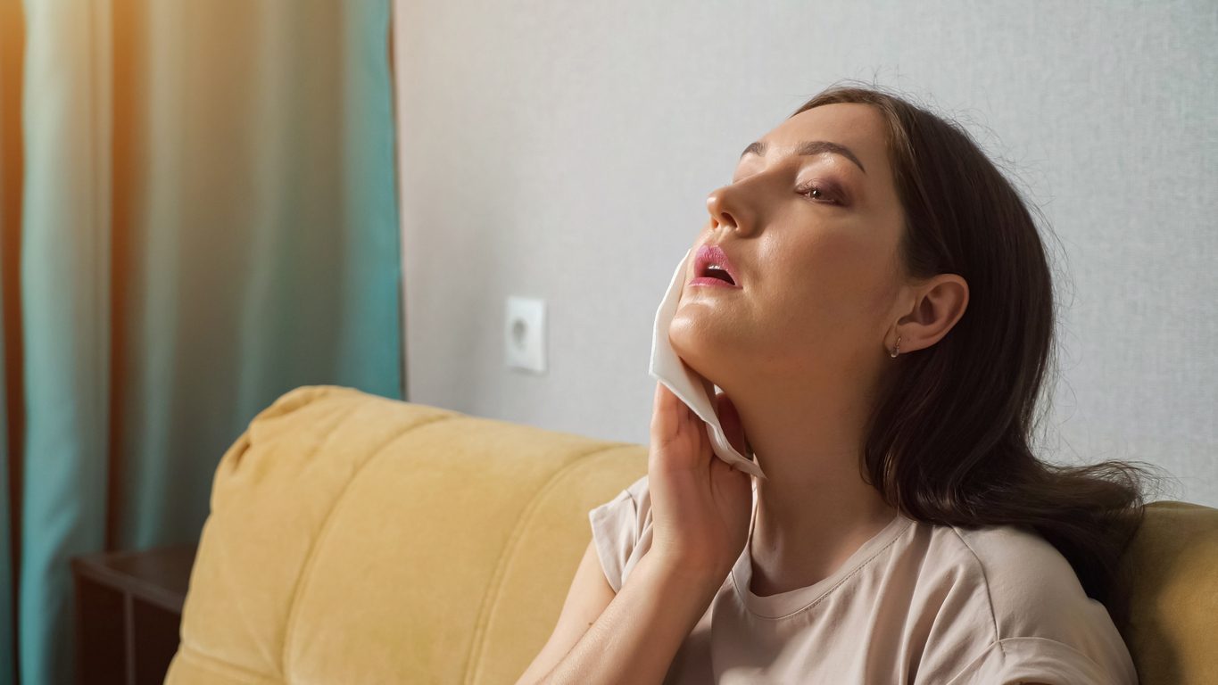 يجب استشارة الطبيب إذا صاحب العرق البارد أي أعراض أخرى - iStock