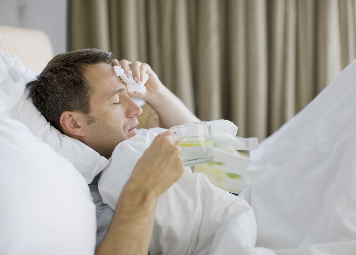 العرق البارد قد يحدث كعرض للإصابة بالحمّى والعدوى - iStock
