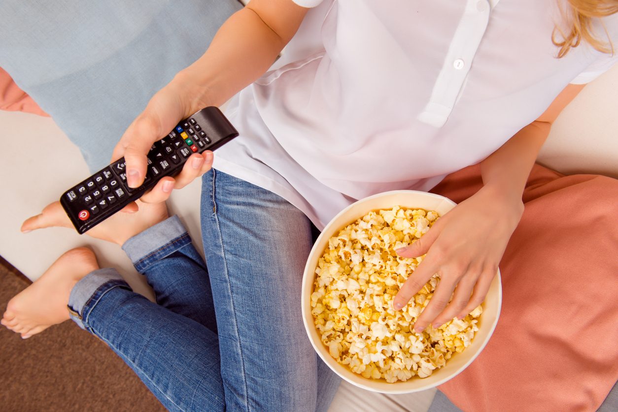 مشاهدة التلفاز أثناء الطعام تساهم في استهلاك كميات أكبر من الأكل - iStock