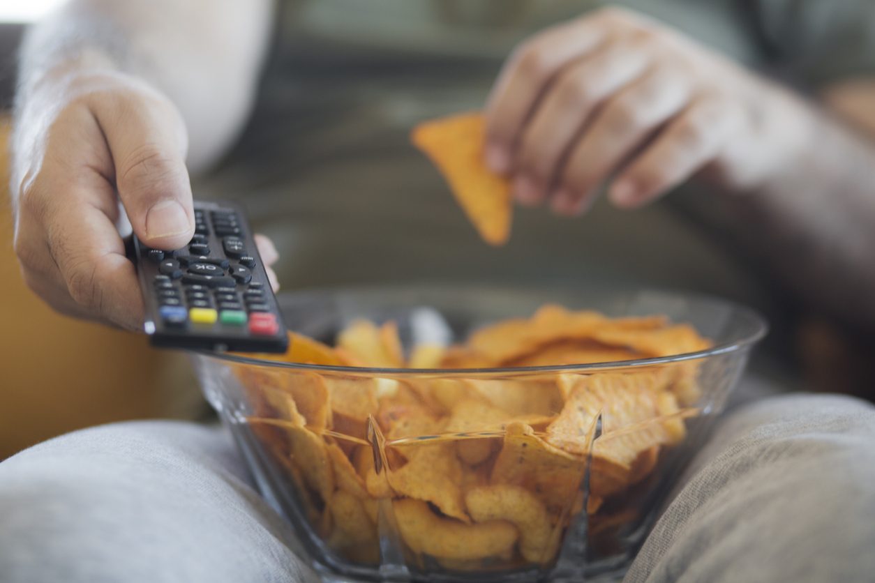 مشاهدة التلفاز أثناء الطعام تساهم في زيادة الوزن - iStock
