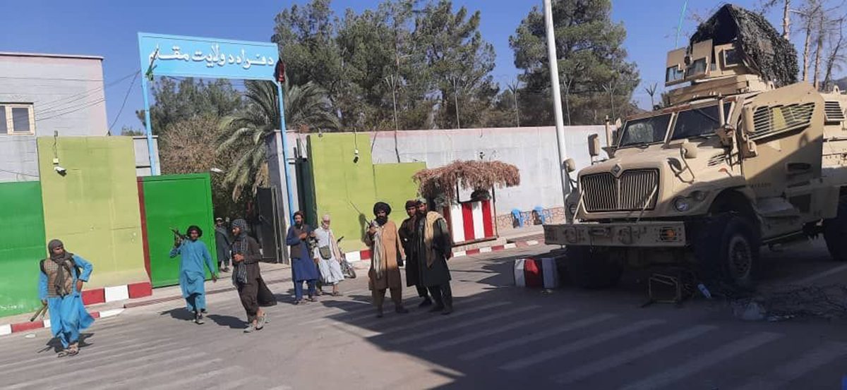 مقاتلون من حركة طالبان أمام مقر ولاية فراه في أفغانستان بعد سيطرتهم عليها 10 آب/أغسطس 2021 (طالبان، تويتر)