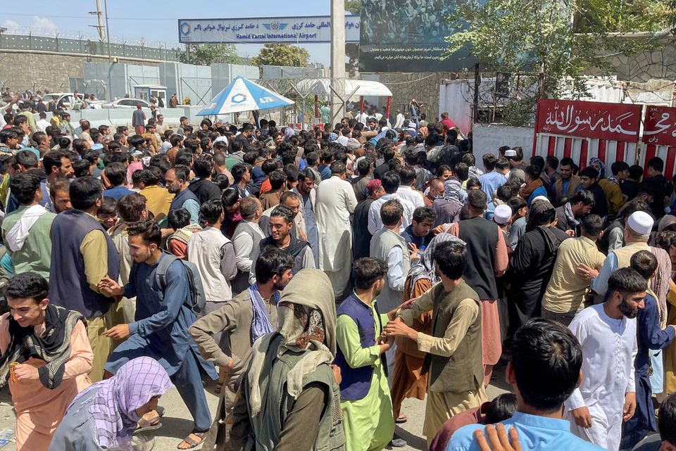 آلاف المدنيين المستميتين على الفرار من أفغانستان احتشدوا في مطار العاصمة كابول أفغانستان بريطانيا أمريكا طالبان