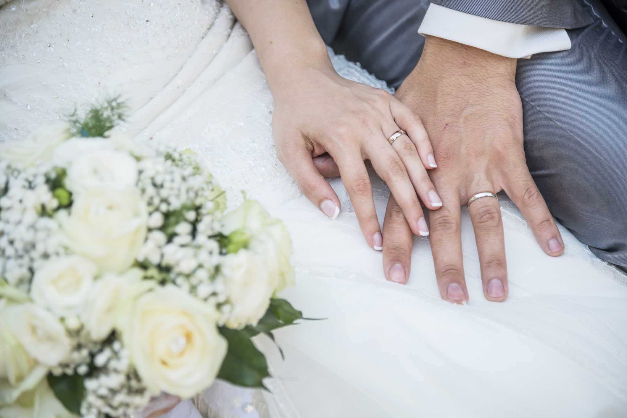عروسان في حفل زفافهما / Istock
