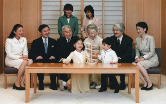 اليابان العائلة الإمبراطورية تبني 