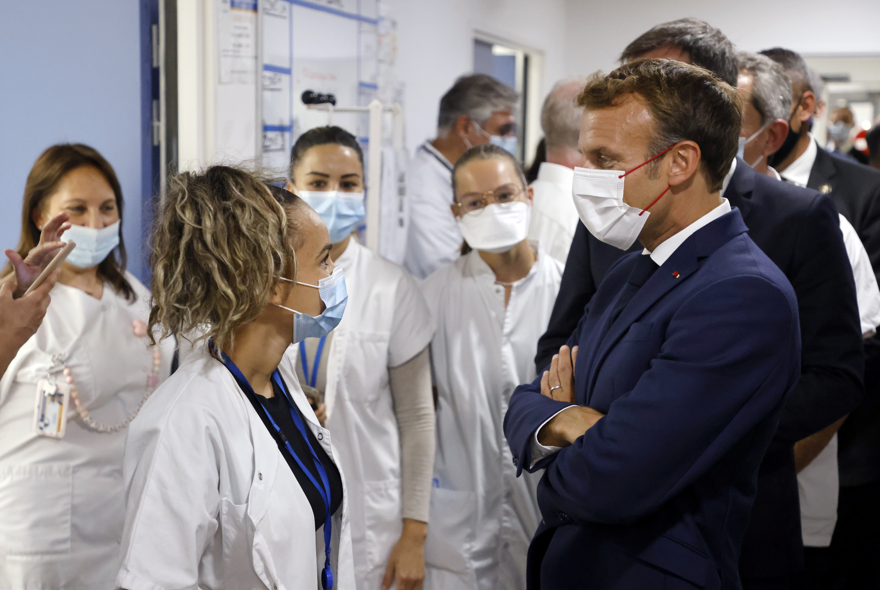 الرئيس الفرنسي إمانويل ماكرون رفقة أطباء إحدى المستشفيات - رويترز طب