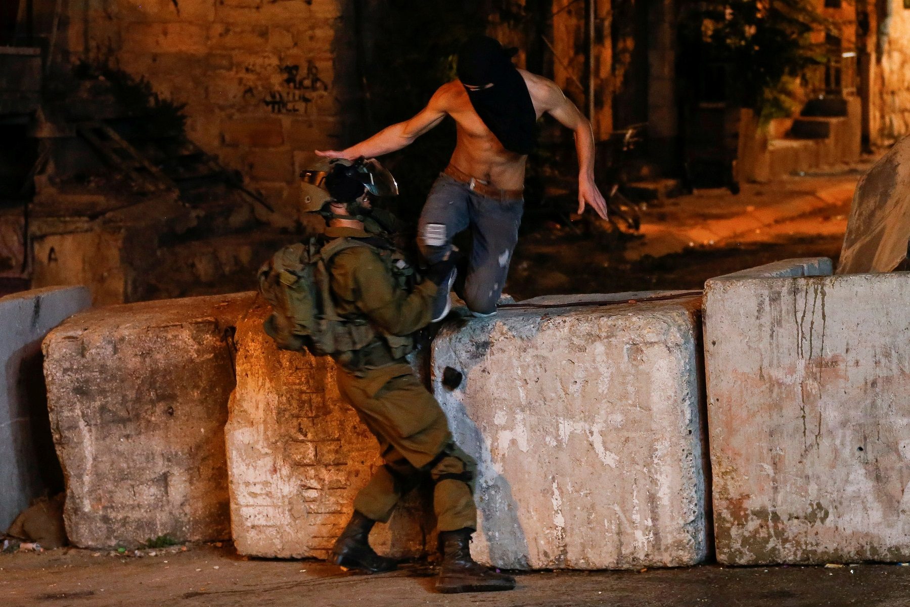 عربي بوست/لقطات فيديو لاشتباكات بين قوات الاحتلال وفلسطينيين في جنين