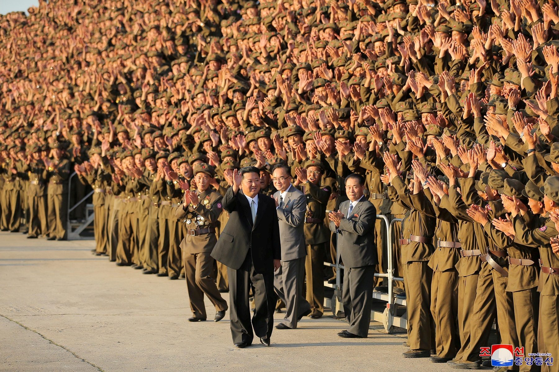 كيم جونغ أون خلال العرض العسكري/ رويترز