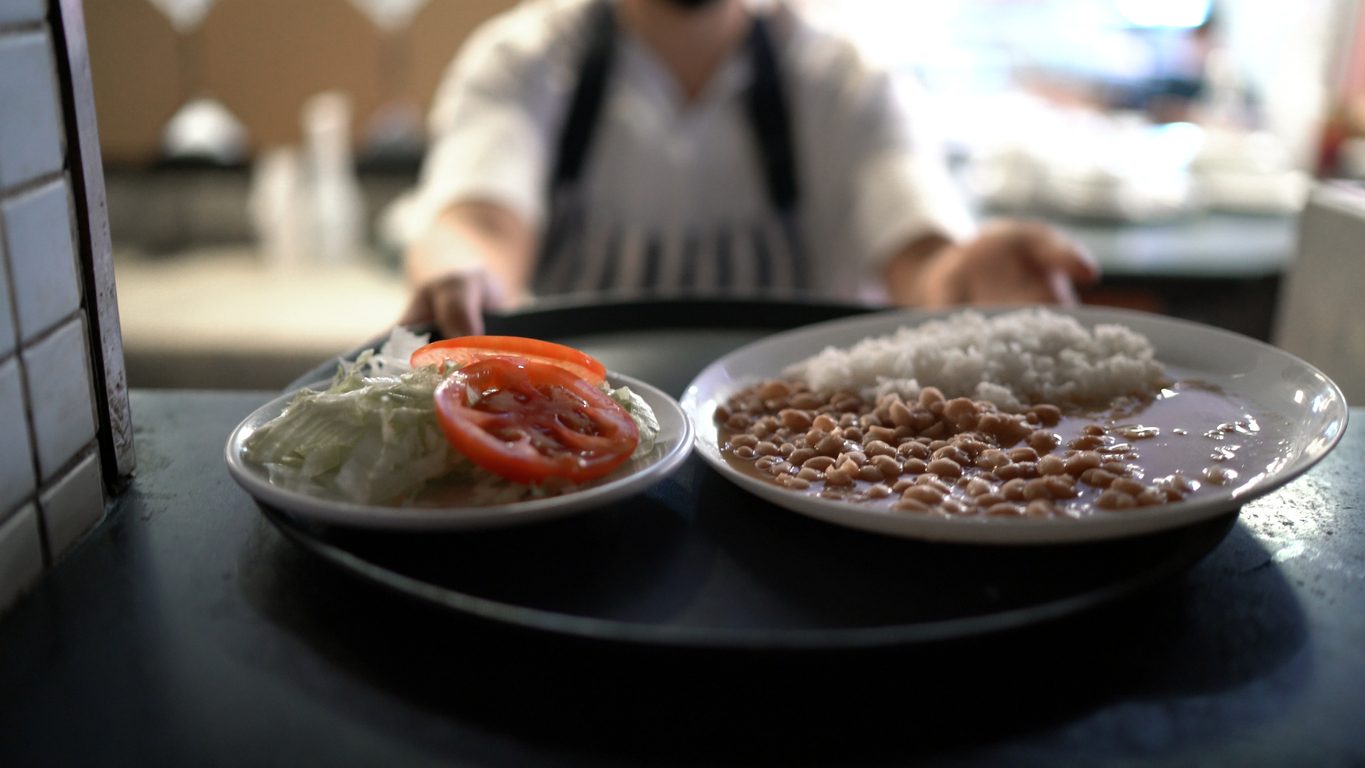 iStock/طبق فيجوادا الوطني في البرازيل المكون من الأرز والفاصوليا