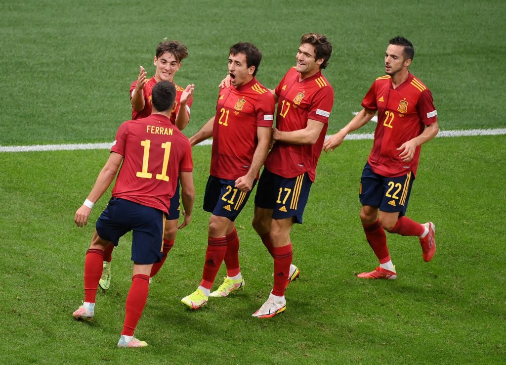 لاعبو المنتخب الإسباني في مباراة نصف نهائي دوري أبطال أوروبا/ رويترز