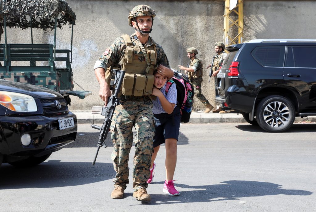 طفلة مذعورة خلال العودة من المدرسة خلال وقوع الاشتباكات في منطقة الطيّونة بقلب بيروت في لبنان/ رويترز