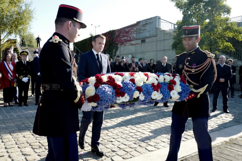ماكرون يُحيي الذكرى الستين لمجزرة نهر السين التي قتلت فيها الشرطة الفرنسية الجزائريين في باريس/ رويترز