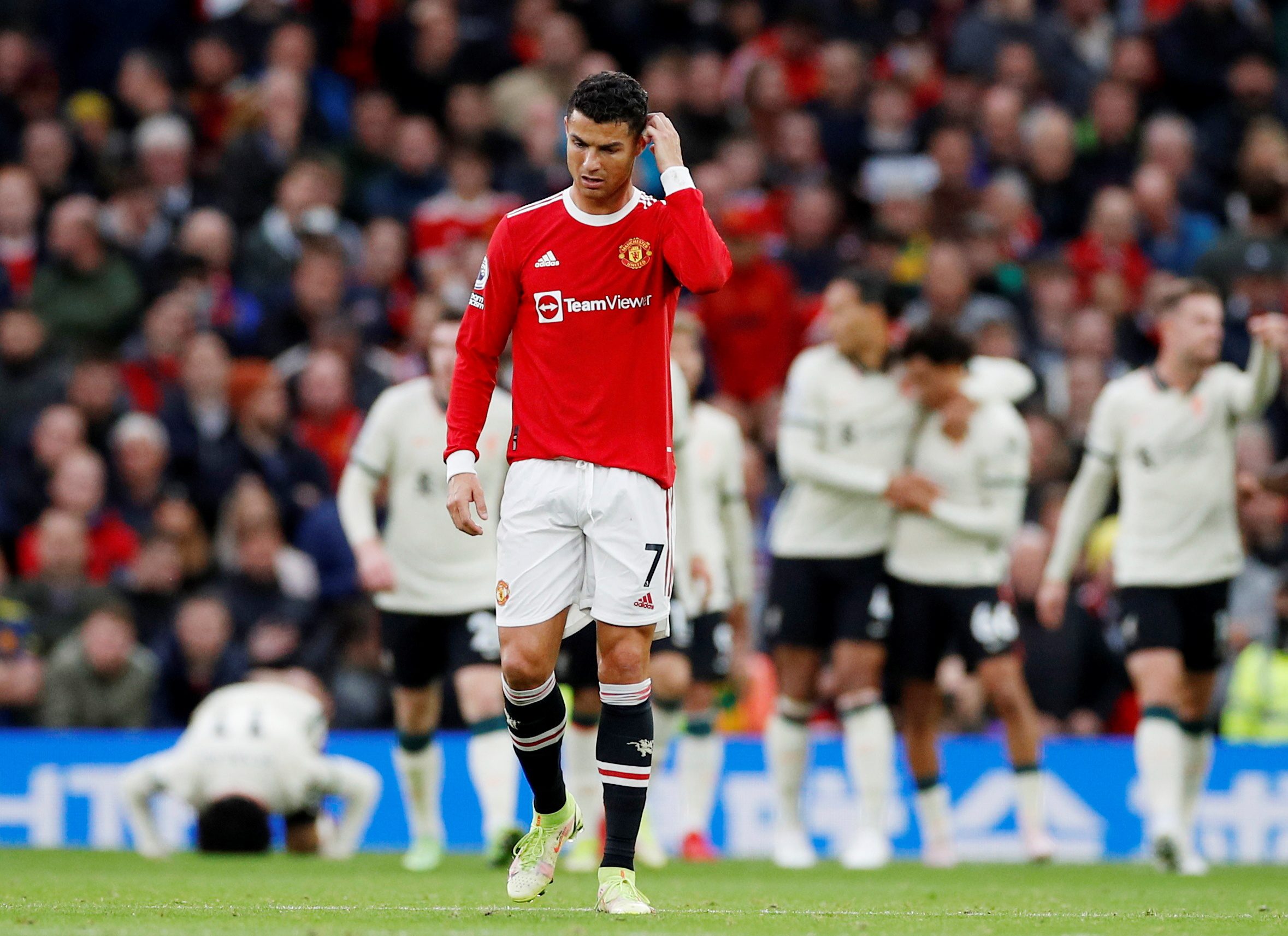 رونالدو مستاء من الخسارة القاسية أمام ليفربول (رويترز)