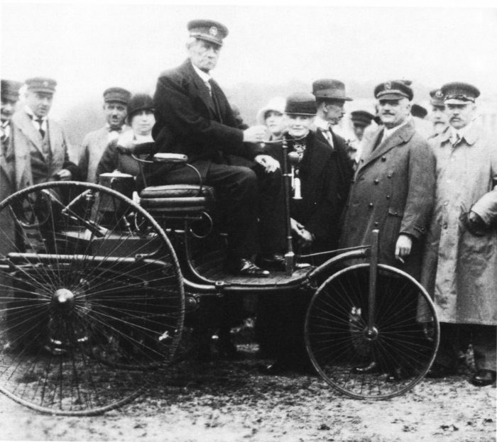 شركة Daimler الألمانية لصناعة السيارات/ أول سيارة بالتاريخ كانت بـ3 دواليب وتعمل بالكهرباء
