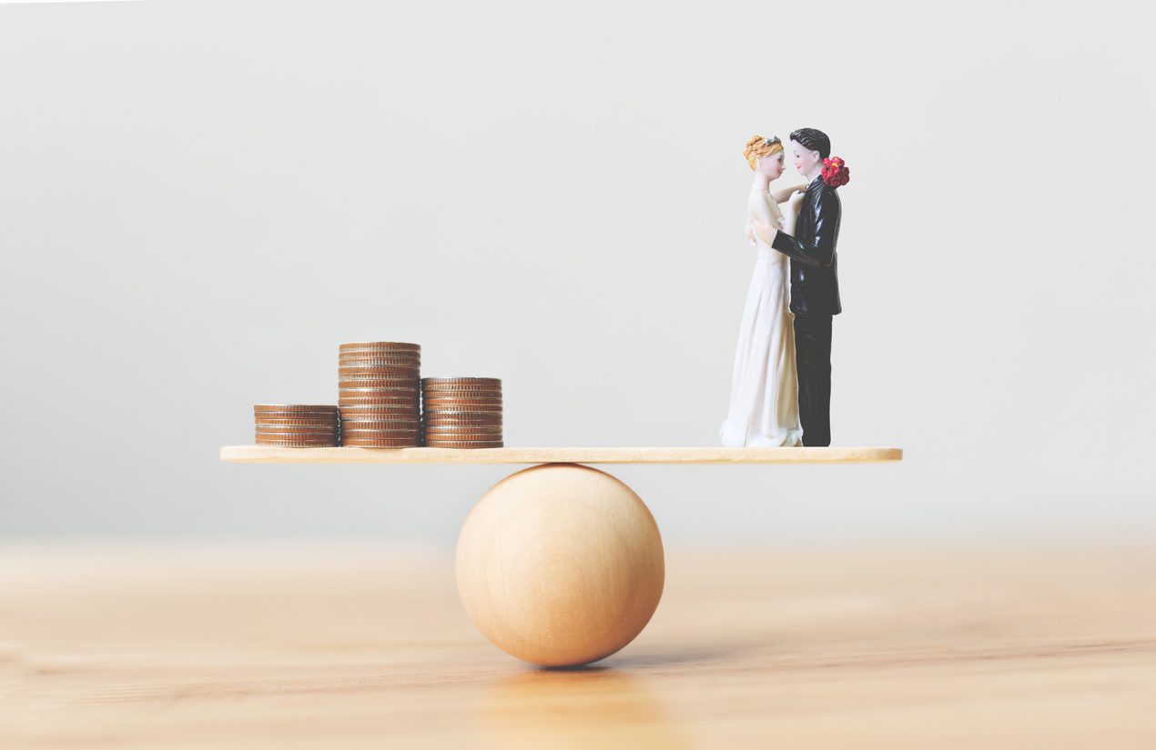 الكذب بشأن الراتب والإنفاق يهدد العلاقات الزوجية - iStock