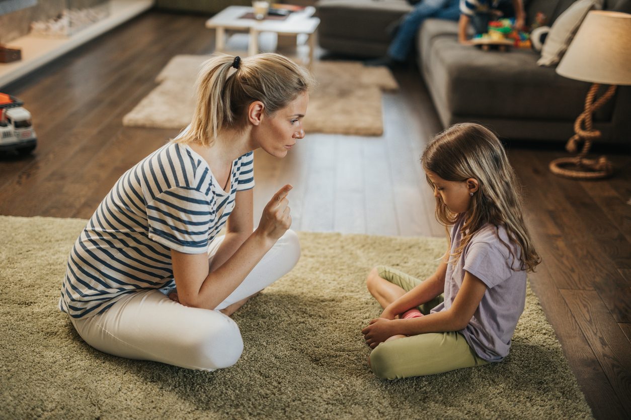 هناك عدة طرق بنَّاءة لتأديب الطفل وتعليمه السلوك الجيد - iStock