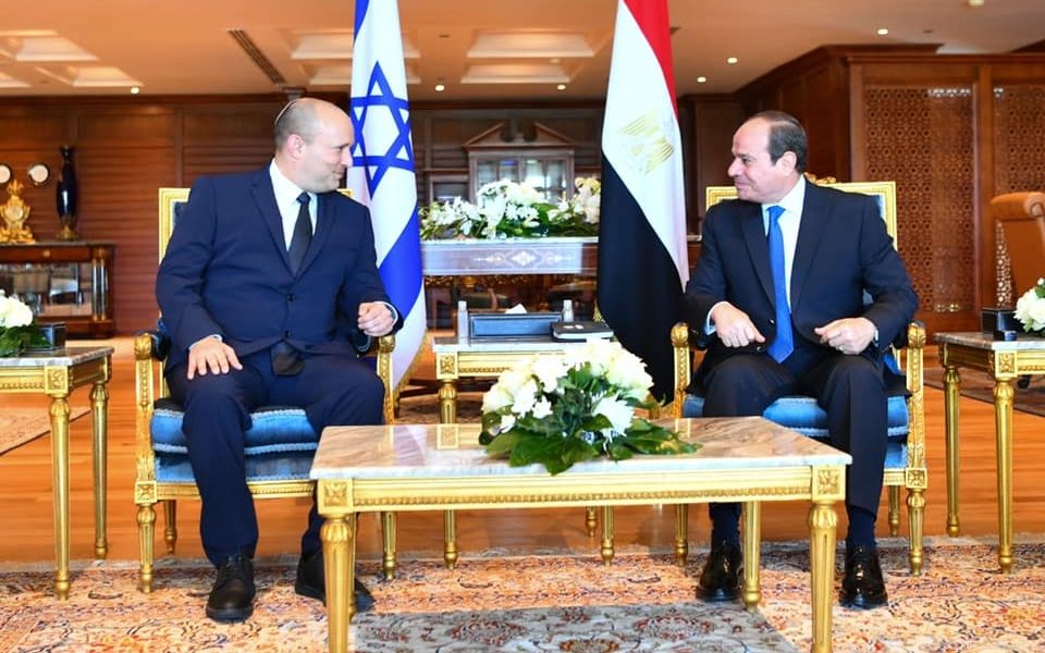 الرئيس المصري عبد الفتاح السيسي في لقاء سابق مع رئيس الوزراء الإسرائيلي نفتالي بينيت/رويترز