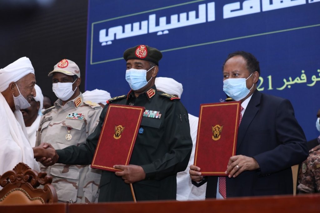 رئيس المجلس العسكري السوداني عبدالفتاح البرهان ورئيس الوزراء عبدالله حمدوك/ الأناضول