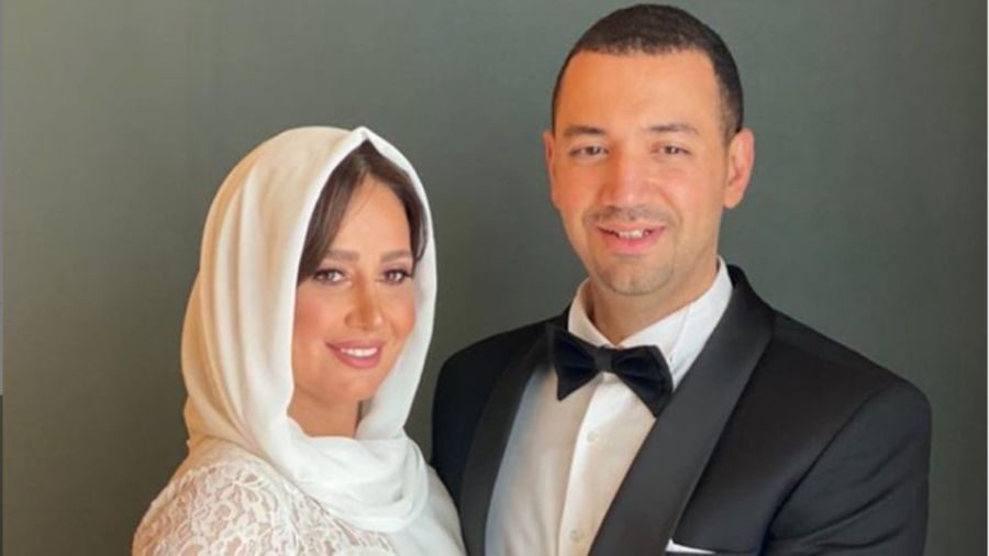 معز مسعود برفقة زوجته حلا شيحة في معرض والدها الفني (فيديو)