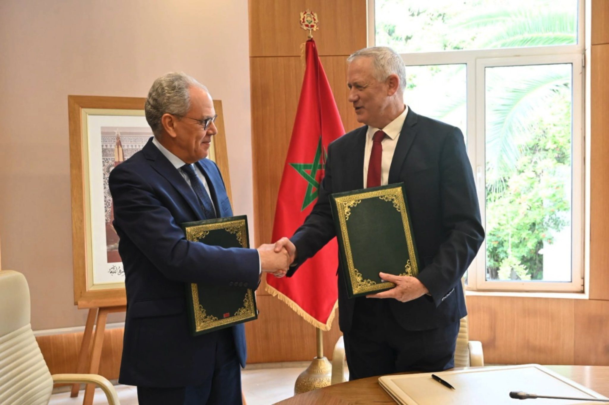 غانتس ونظيره المغربي يوقعان مذكرة تفاهم دفاعية تفتح الباب للمزيد من التعاون العسكري والاستخباراتي/ هيئة البث الإسرائيلية