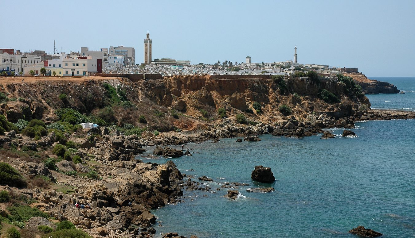 مدينة العرائش الساحلية المغربية متاخمةً للمحيط الأطلنطي/ Istock