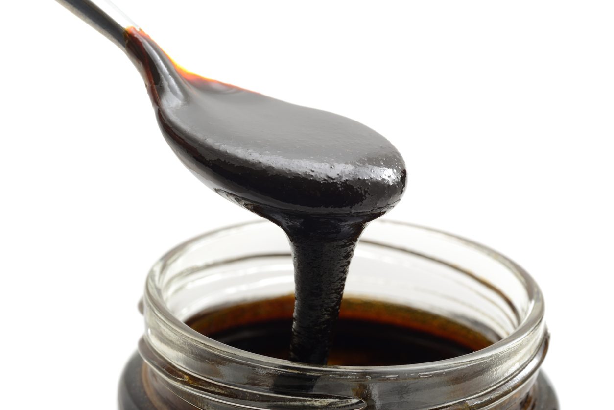 العسل الأسود هو مادة لزجة مستخرجة من قصب السكر - iStock