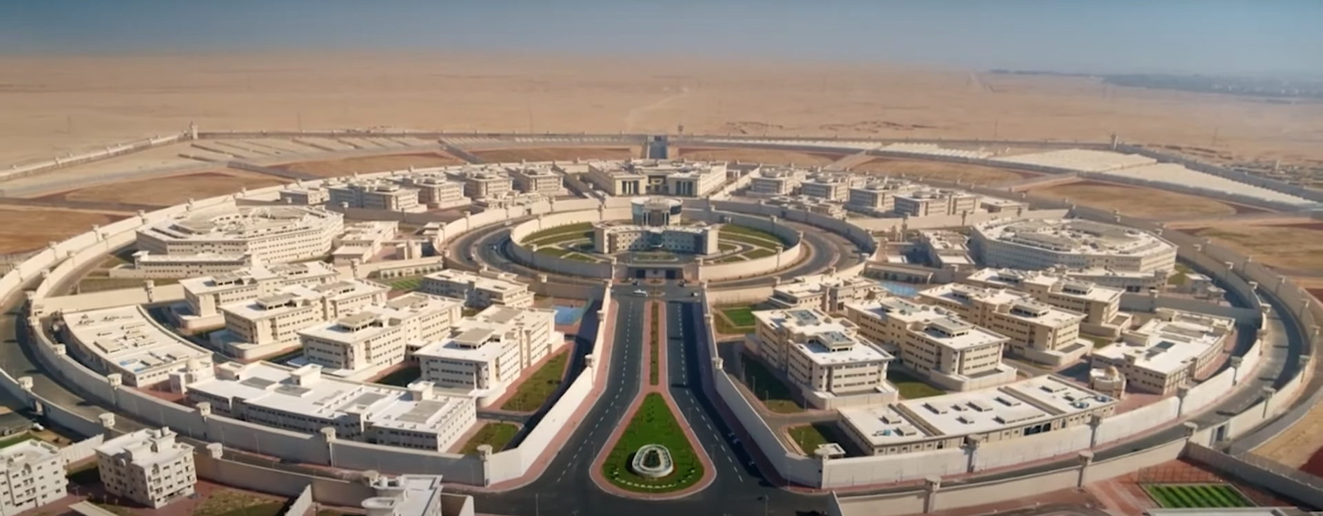 لقطة من مجمع السجون في مصر الذي افتتح حديثاً/ لقطة من أغنية "فرصة للحياة" المعدة لافتتاح السجن-يوتيوب