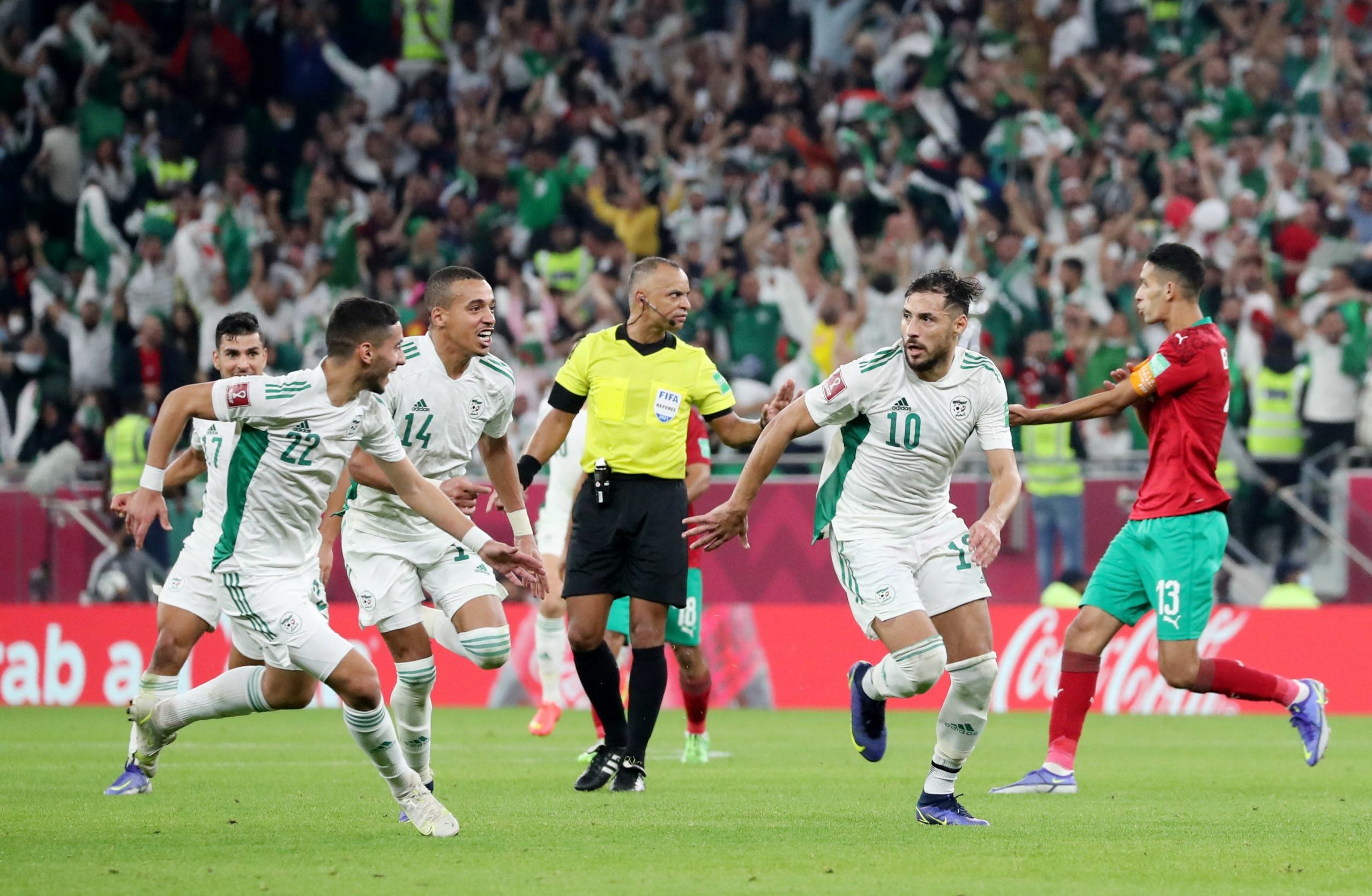 منتخب الجزائر سيواجه قطر في نصف نهائي كأس العرب (رويترز)
