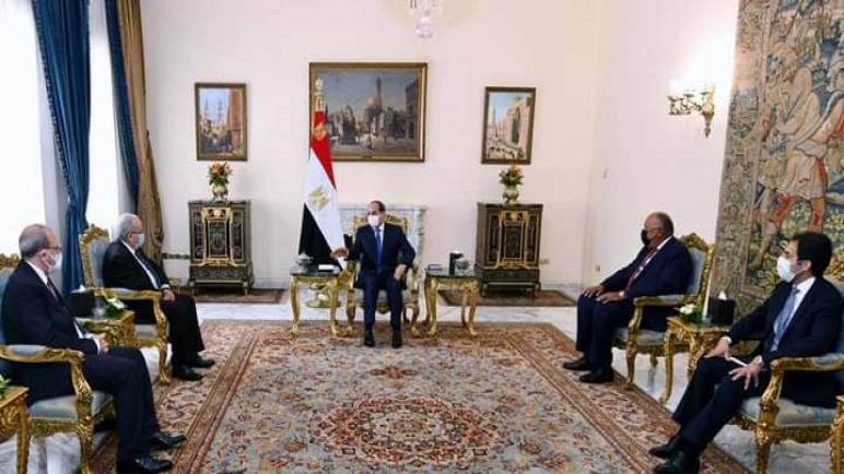 السيسي أثناء استقباله لوزير الخارجية الجزائري رمطان لعمامرة (أرشيف)